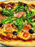 Pizza de rúcula y prosciutto con masa madre casera