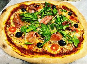 Foto principal de Pizza de rúcula y prosciutto con masa madre casera