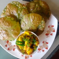 A picture of Palak puri with jeera aloo.