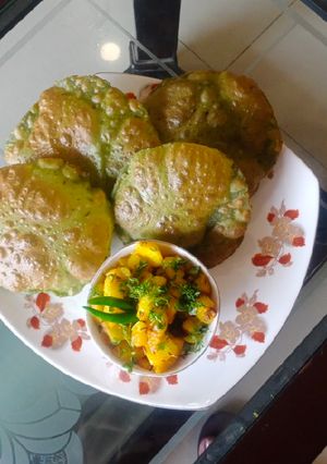 A picture of Palak puri with jeera aloo.