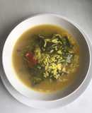 Sopa de arroz, acelgas y caldo de pollo, en olla exprés