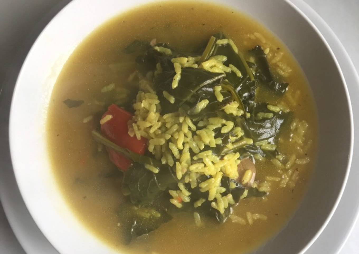 Sopa de arroz, acelgas y caldo de pollo, en olla exprés