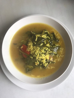 Una foto de Sopa de arroz, acelgas y caldo de pollo, en olla exprés