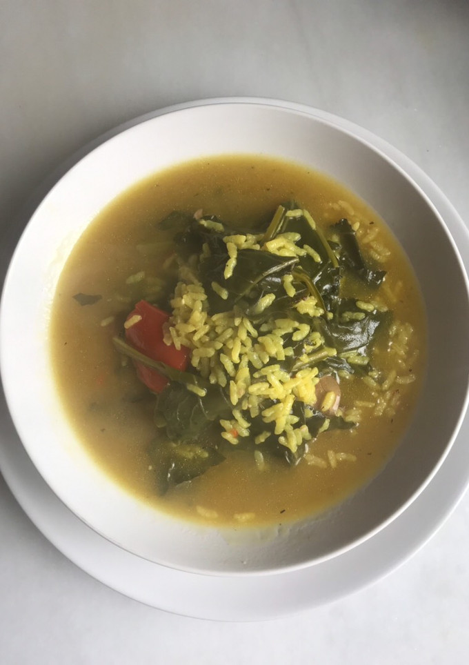 Una foto de Sopa de arroz, acelgas y caldo de pollo, en olla exprés