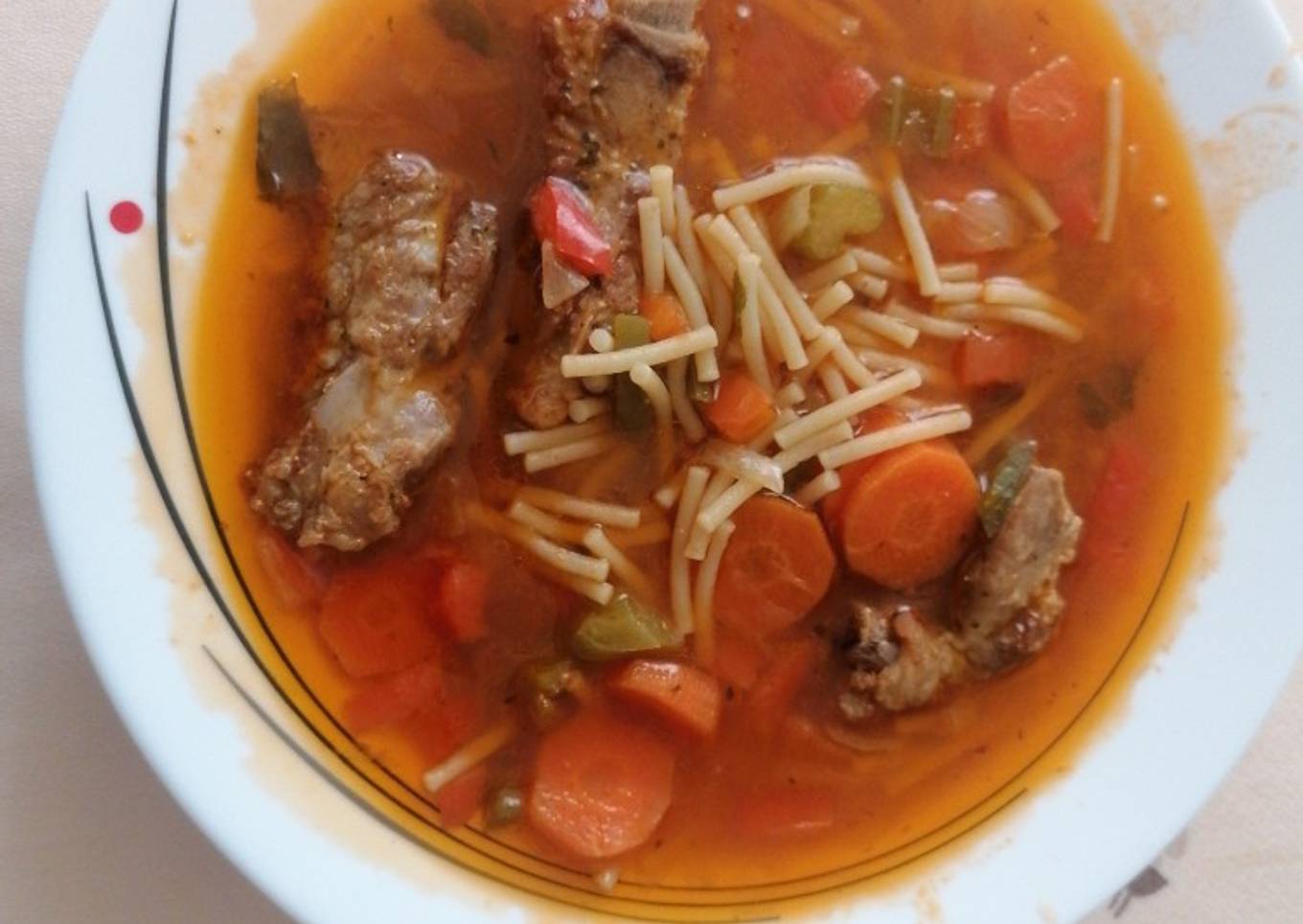 Sopa de verduras con costillas de cerdo