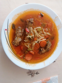 Una foto de Sopa de verduras con costillas de cerdo