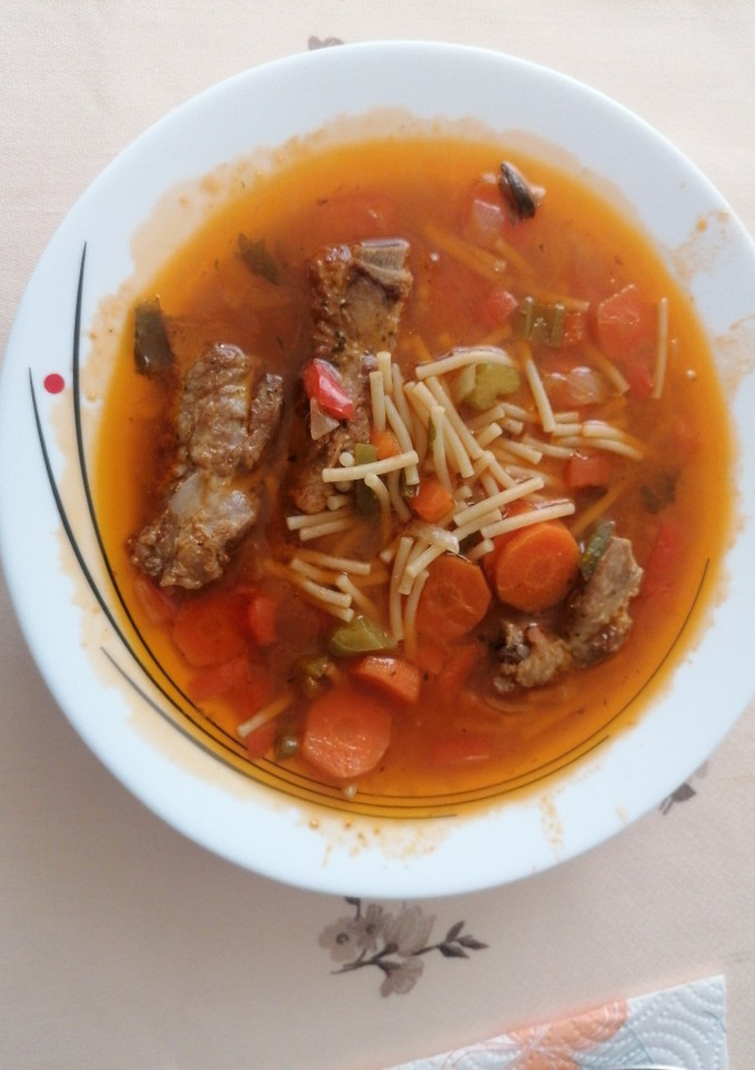 Una foto de Sopa de verduras con costillas de cerdo