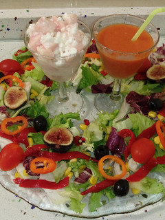 Una foto de Ensalada variada con queso fresco granulado con melocotón rosa y gazpacho