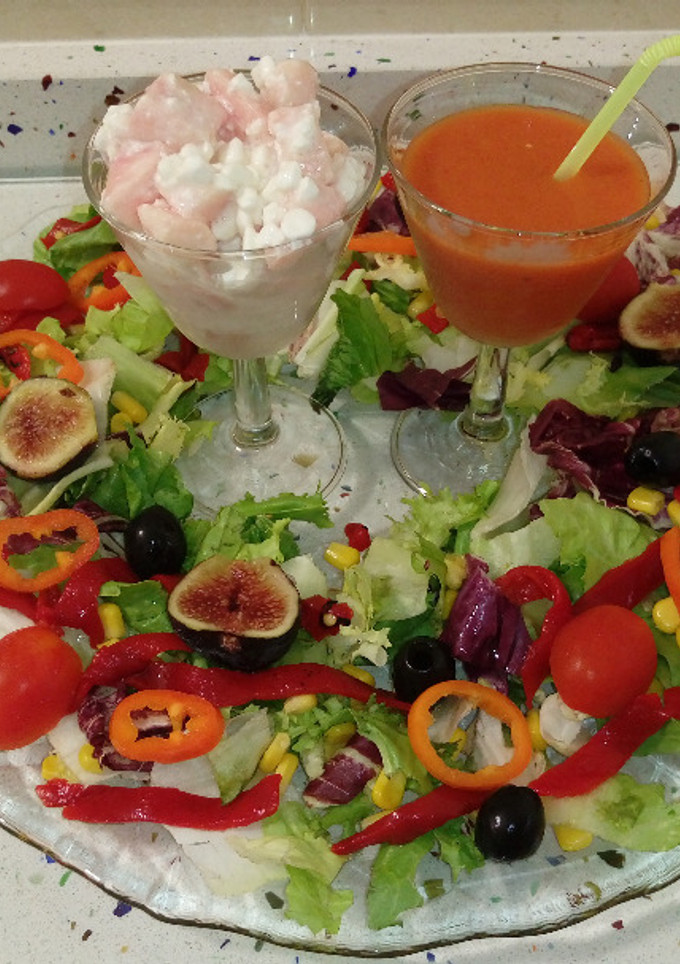 Una foto de Ensalada variada con queso fresco granulado con melocotón rosa y gazpacho