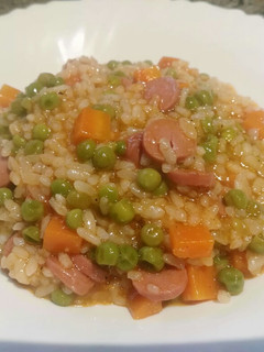 Una foto de Arroz con verduras y salchichas