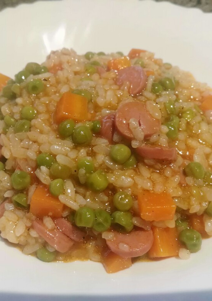 Una foto de Arroz con verduras y salchichas