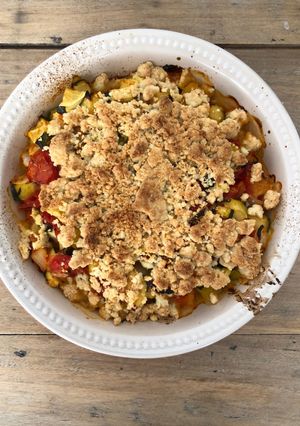 Une photo de Crumble de tomates et courgettes