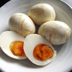 A picture of Marbled Boiled Eggs.