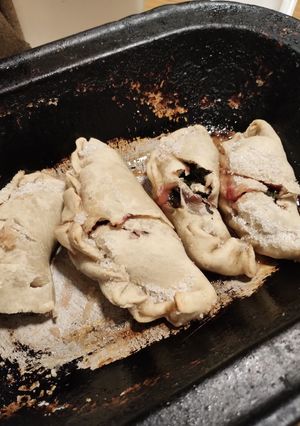 Una foto de Empanadas de hojas de remolacha y tomate