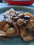 Pollo con champiñones al brandy