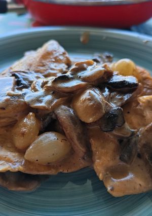 Una foto de Pollo con champiñones al brandy