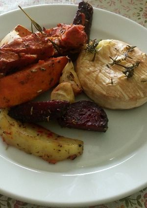 Sült camember, sült vegyes zöldséggel recept fotója