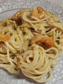 Una foto de 🍝 Spaghetti con salsa de crema, verdeo y camarones 🍤