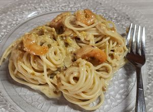 Una foto de 🍝 Spaghetti con salsa de crema, verdeo y camarones 🍤