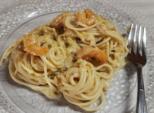 Una foto de 🍝 Spaghetti con salsa de crema, verdeo y camarones 🍤