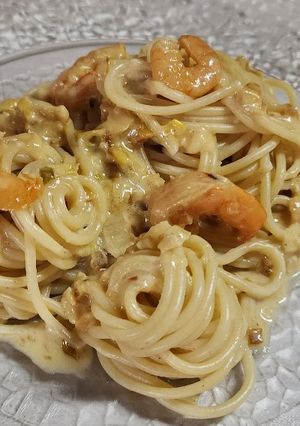 Una foto de 🍝 Spaghetti con salsa de crema, verdeo y camarones 🍤