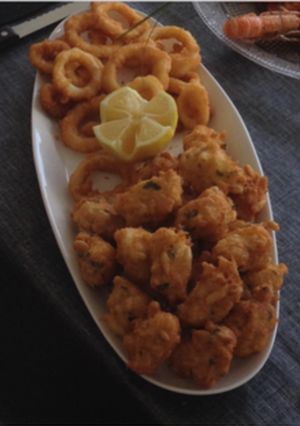 Foto principal de Buñuelos de bacalao con piñones y calamar 🐙 a la romana en tempura