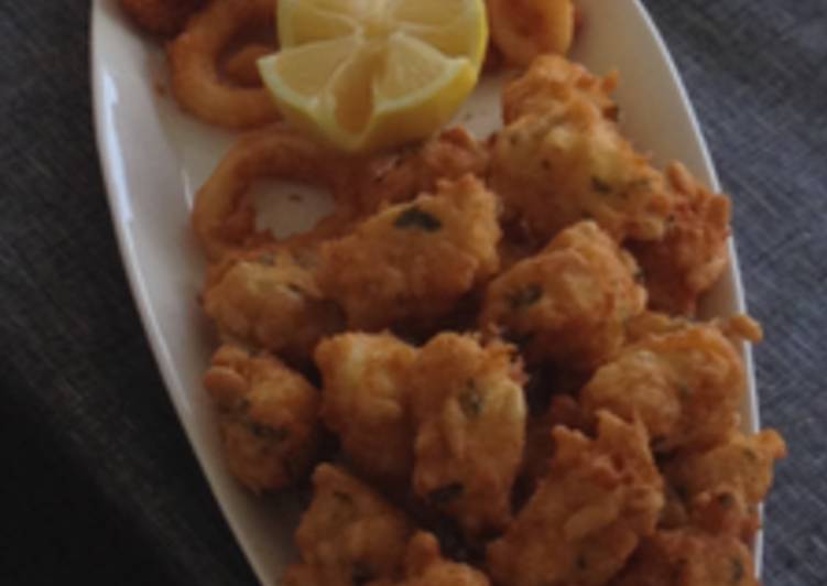 Buñuelos de bacalao con piñones y calamar 🐙 a la romana en tempura