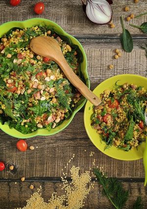 Zdjęcie przepisu Kuskus perłowy curry z boczkiem, warzywami i orzechami.
