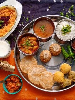 લાડુ ભજીયા પુરી શાક દાળ-ભાત ગુજરાતી સ્પેશિયલ રેસીપી મુખ્ય ફોટો