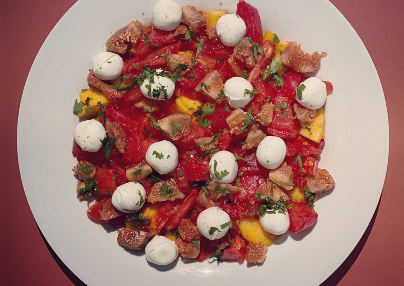 Salade de tomates, pêches, figues, mozzarella