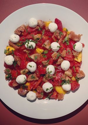 Une photo de Salade de tomates, pêches, figues, mozzarella