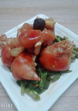 Hình của món Chân giò kho đậu cove.