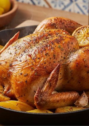 Una foto de Pollo Asado con Especias y Patatas Panaderas