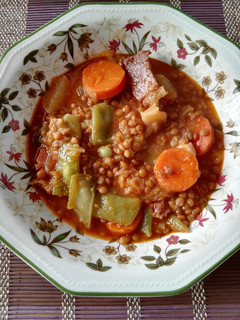 Una foto de Lentejas con verduras y jamón