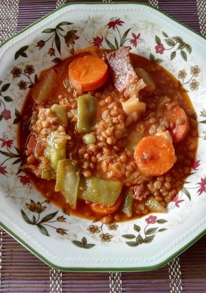 Una foto de Lentejas con verduras y jamón