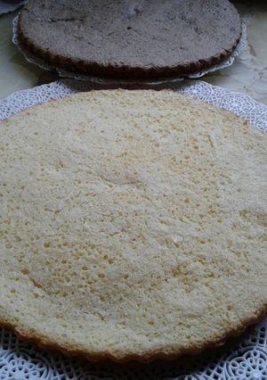 Una foto de Bizcochuelo de vainilla y chocolate planos esponjosos