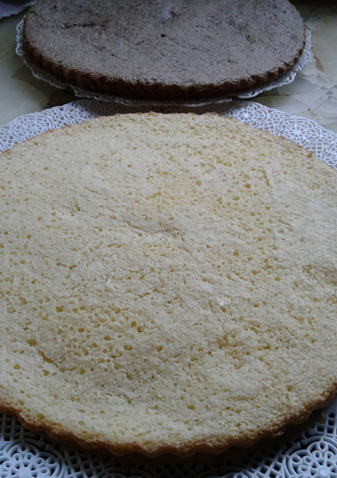 Una foto de Bizcochuelo de vainilla y chocolate planos esponjosos