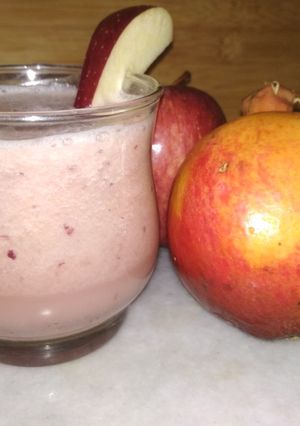 A picture of Apple-pomegranate smoothie.