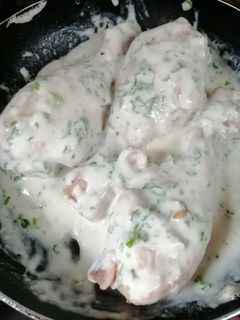 Una foto de Pernil en salsa blanca