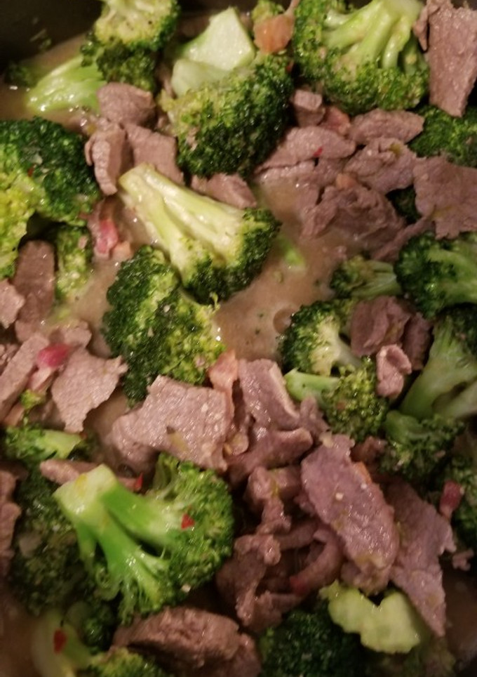 Una foto de Bistec de res con brócoli "fácil y delicioso"