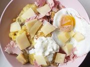 Une photo de oeuf au plat fromage