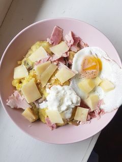 Une photo de Polenta au fromage, champignons, jambon et oeuf au plat