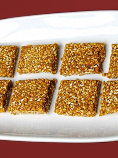 எள் சிக்கி (Ellu chikki recipe in tamil) செய்முறை முக்கிய புகைப்படம்
