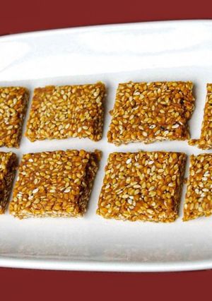 எள் சிக்கி (Ellu chikki recipe in tamil) செய்முறை முக்கிய புகைப்படம்