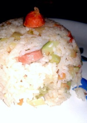 Una foto de Arroz 🍚 primavera con salchicha