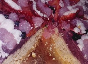 Una foto de Tarta de frutillas, arándanos y moras!!☺️☺️