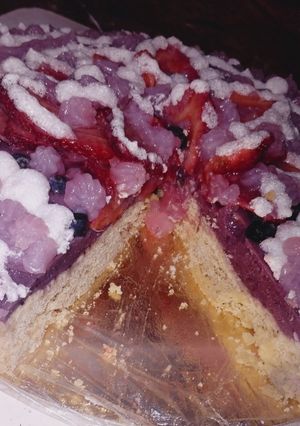 Una foto de Tarta de frutillas, arándanos y moras!!☺️☺️