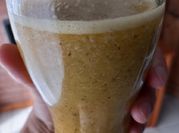 Una foto de licuado de banana y kiwi