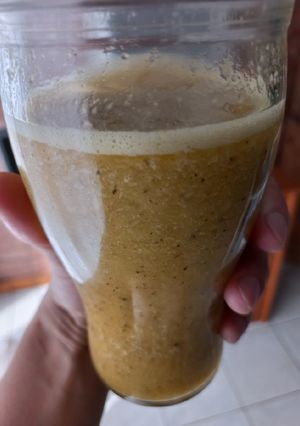 Una foto de Licuado de banana, kiwi y naranja😃