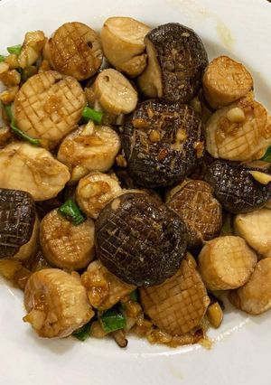 Hình của món Nấm đùi gà xào bơ tỏi.